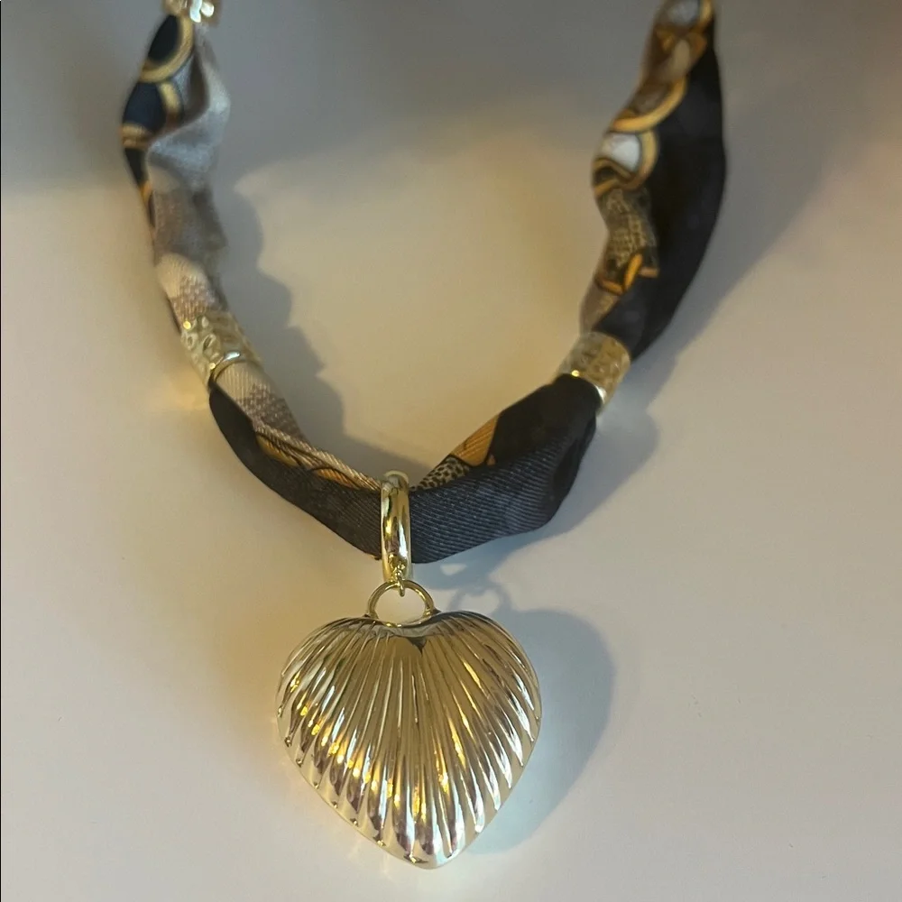 NWT❤️GORGEOUS GOLD HEART EQUESTRIAN SCARF NECKLACE Gemelli - Picture 2 of 5